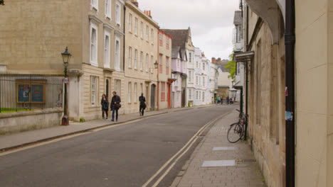 Außenseite-Des-Traditionellen-Gebäudes-Auf-Holywell-Street-Im-Stadtzentrum-Von-Oxford-Mit-Fußgängern